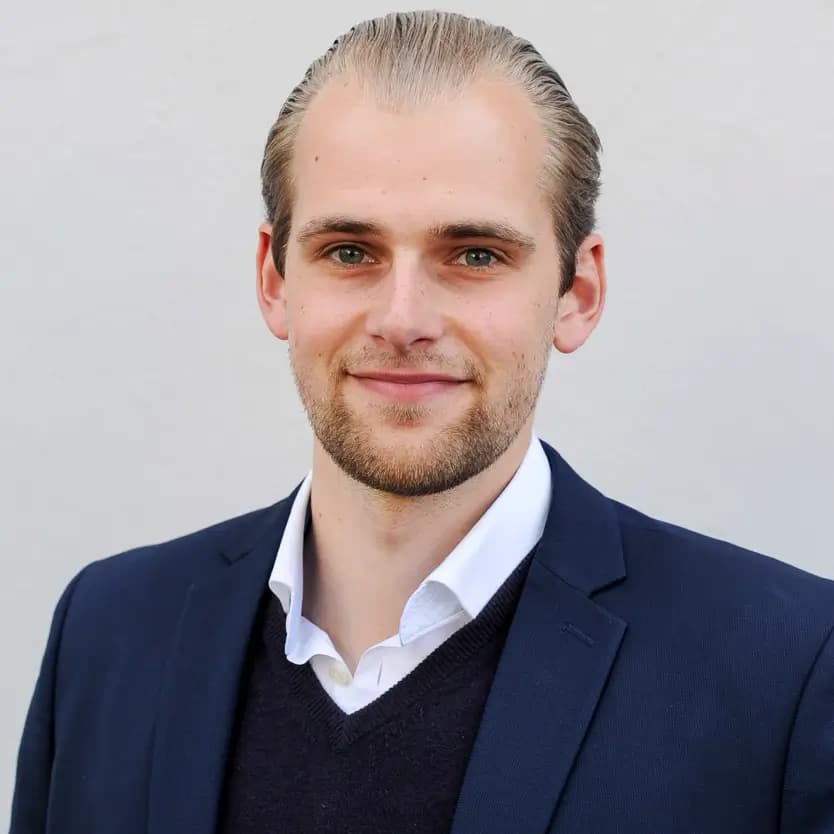 Professionelles Porträtfoto von Gerrit Rienau, Personalleitung bei Heymann.