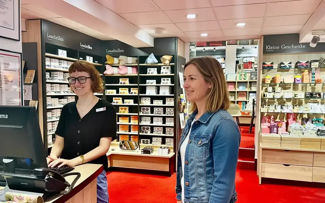 Eine Heymann-Mitarbeiterin berät eine Kundin.