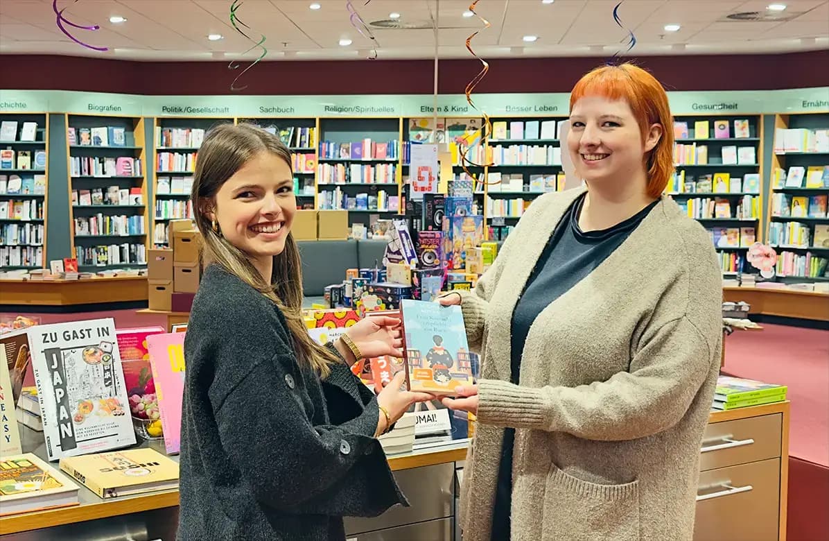 Eine Gruppe von Heymann-Auszubildenden steht zusammen.