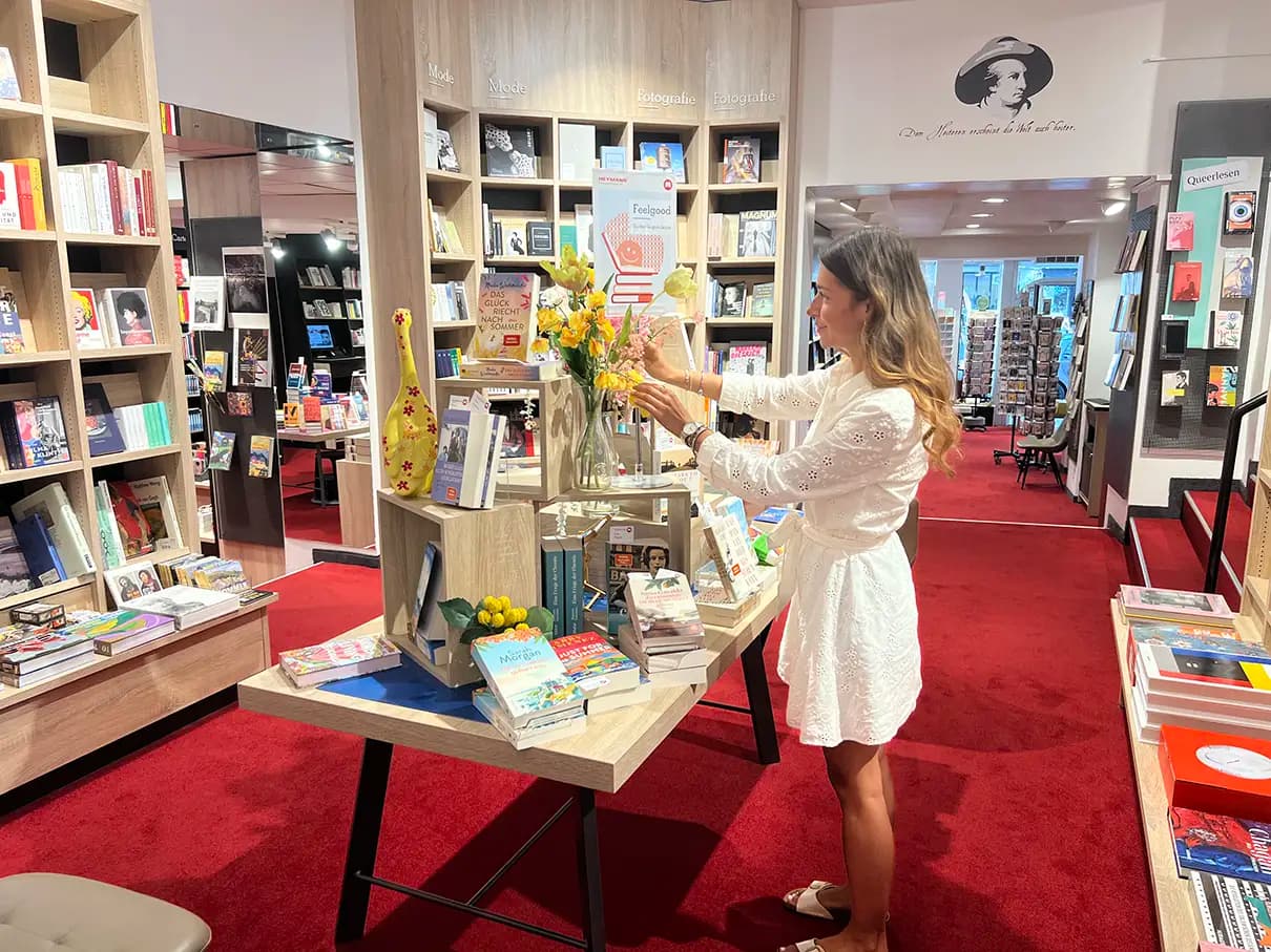 Eine Praktikantin und eine Heymann-Mitarbeiterin bewundern ein gerade neu dekoriertes Schaufenster.